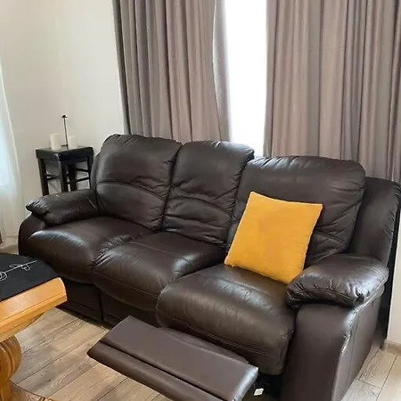 Modern 1br With Cinema Couch 65 Inch Tv & Free Street Parking شقة