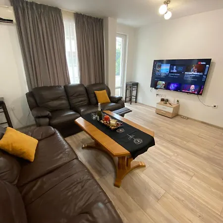 Modern 1br With Cinema Couch 65 Inch Tv & Free Street Parking بلوفديف