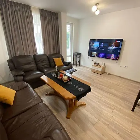 شقة Modern 1br With Cinema Couch 65 Inch Tv & Free Street Parking *