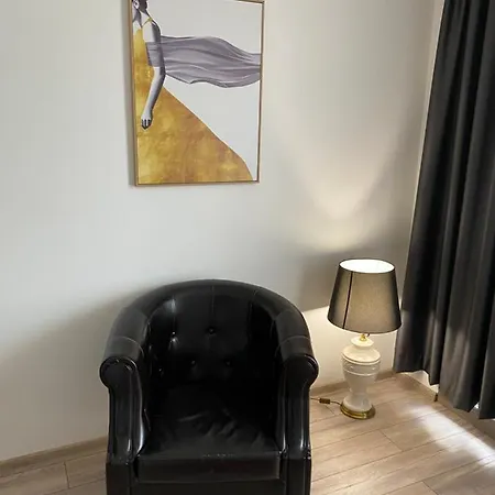 Modern 1br With Cinema Couch 65 Inch Tv & Free Street Parking شقة *
