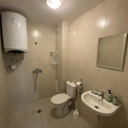 Modern 1br With Cinema Couch 65 Inch Tv & Free Street Parking Apartman